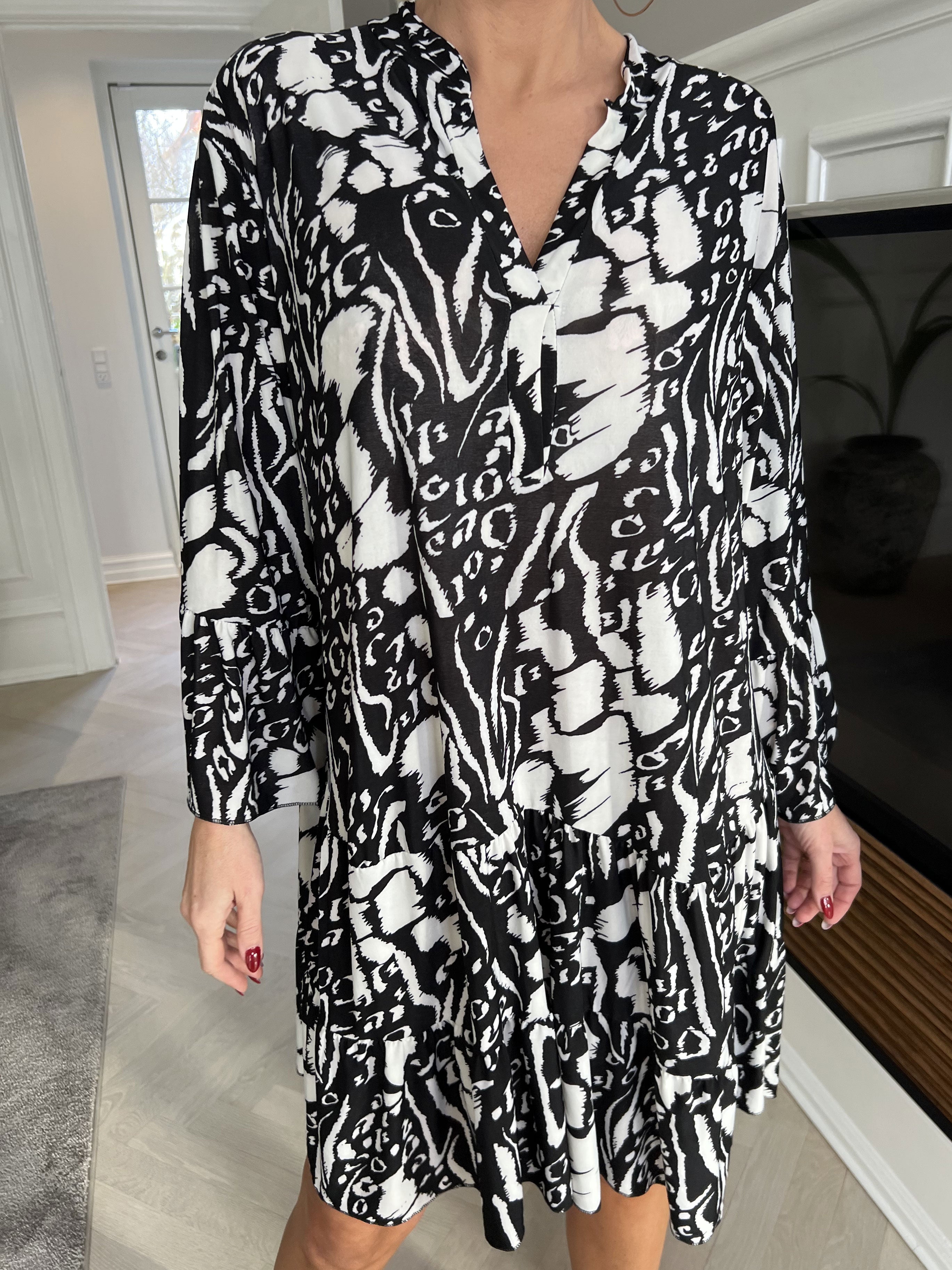 Pauline Pattern - Kjole med v-udskæring og lille flæseskørt